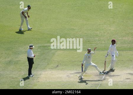 Perth, Australien. 03.. Dezember 2022. 3.. Dezember 2022, Optus Stadium, Perth, Australien: International Test Cricket Australia versus West Indies 1. Test Day 4; Nathan Lyon of Australia bowls Credit: Action Plus Sports Images/Alamy Live News Stockfoto