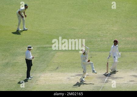 Perth, Australien. 03.. Dezember 2022. 3.. Dezember 2022, Optus Stadium, Perth, Australien: International Test Cricket Australia versus West Indies 1. Test Day 4; Nathan Lyon of Australia bowls Credit: Action Plus Sports Images/Alamy Live News Stockfoto