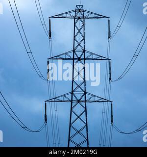 Nahaufnahme des Pylons mit bedecktem Himmel Großbritannien Stockfoto