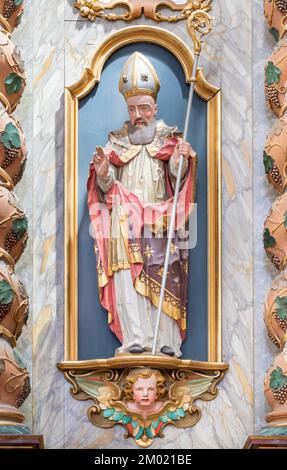 ANNECY, FRANKREICH - 10. JULI 2022: Der barocke, polychrome Satue von St. Francis de Sales in der Kirche Eglise Saint Francois de Sales. Stockfoto