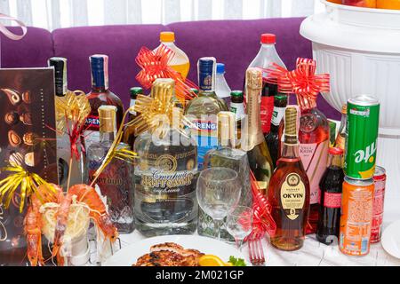 Viele alkoholische und alkoholfreie Getränke auf dem Festtisch. Stockfoto