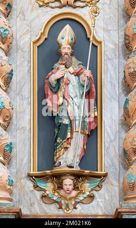 ANNECY, FRANKREICH - 10. JULI 2022: Der barocke, polychrome Satue von St. Augustine in der Kirche Eglise Saint Francois de Sales. Stockfoto