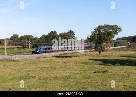 Erster TransPennine Express CAF Klasse 397 Elektrozug 397006 vorbei Die Landschaft an der Westküste Hauptlinie in Lancashire Stockfoto