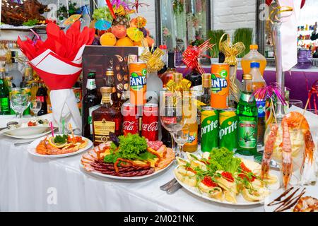 Viele alkoholische und alkoholfreie Getränke auf dem Festtisch. Eine Auswahl an alkoholischen Getränken auf dem Banketttisch. Stockfoto