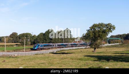 Erster TransPennine Express CAF Klasse 397 Elektrozug 397006 vorbei Die Landschaft an der Westküste Hauptlinie in Lancashire Stockfoto