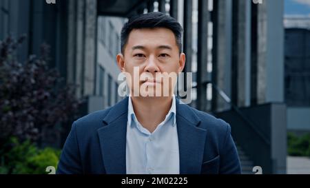 Vorderansicht Nahaufnahme asiatisch koreanisch Chinesisch Japanisch Erwachsener 40s mittleren Alters ernsthaft ruhig selbstbewusst kluger Geschäftsmann Leiter Chef Manager Mitarbeiter Stockfoto