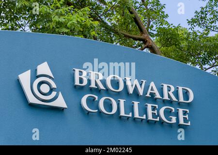 DAVIE, FL, USA - 1. JULI 2022: Eintritt zum Campus des Broward College. Stockfoto