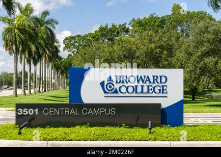 DAVIE, FL, USA - 1. JULI 2022: Eintritt zum Campus des Broward College. Stockfoto