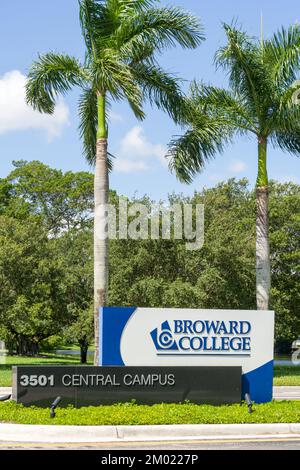 DAVIE, FL, USA - 1. JULI 2022: Eintritt zum Campus des Broward College. Stockfoto