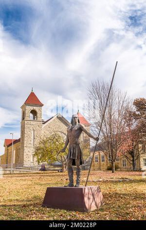 LAWRENCE, KS, USA - 2. NOVEMBER 2022: Apache Hoop und Pole Game Player Scupture an der Haskell Indian Nations University. Stockfoto