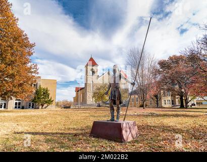 LAWRENCE, KS, USA - 2. NOVEMBER 2022: Apache Hoop und Pole Game Player Scupture an der Haskell Indian Nations University. Stockfoto