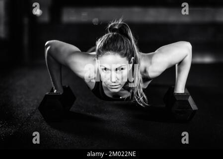 Junge Frau, die das Training mit Hanteln Stockfoto