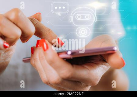 Frau, die einen digitalen Chatbot auf einem Smartphone verwendet Stockfoto