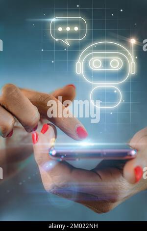 Frau, die einen digitalen Chatbot auf einem Smartphone verwendet Stockfoto