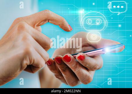 Frau, die einen digitalen Chatbot auf einem Smartphone verwendet Stockfoto