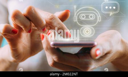 Frau, die einen digitalen Chatbot auf einem Smartphone verwendet Stockfoto