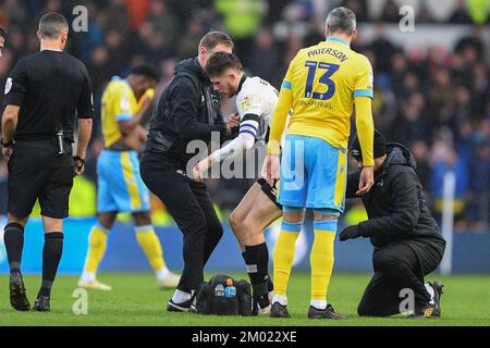 Derby, Großbritannien. 3.. Dezember 2022.Max Bird of Derby County erhält medizinische Versorgung während des Sky Bet League 1-Spiels zwischen Derby County und Sheffield Mittwoch im Pride Park, Derby am Samstag, den 3.. Dezember 2022. (Kredit: Jon Hobley | MI News) Kredit: MI News & Sport /Alamy Live News Stockfoto