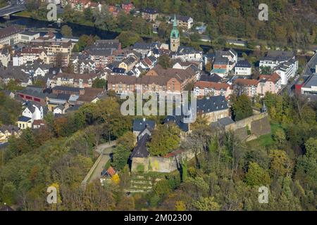 Aus der Vogelperspektive, Schloss Hohenlimburg, protestantische Kirche Hohenlimburg, Hohenlimburg, Hagen, Ruhrgebiet, Nordrhein-Westfalen, Deutschland, verehrte si Stockfoto