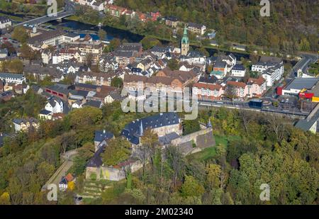 Aus der Vogelperspektive, Schloss Hohenlimburg, protestantische Kirche Hohenlimburg, Hohenlimburg, Hagen, Ruhrgebiet, Nordrhein-Westfalen, Deutschland, verehrte si Stockfoto