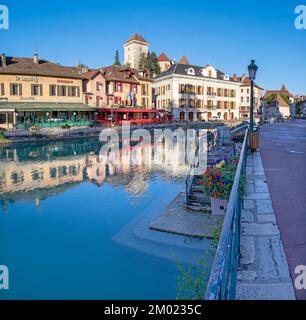 ANNECY, FRANKREICH - 10. JULI 2022: Die Altstadt im Morgenlicht Stockfoto