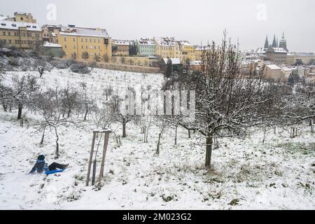 Prag, Tschechische Republik. 03.. Dezember 2022. Winteratmosphäre im großen Strahov-Garten in Prag, Tschechische Republik, 3. Dezember 2022. Kredit: Ondrej Deml/CTK Photo/Alamy Live News Stockfoto