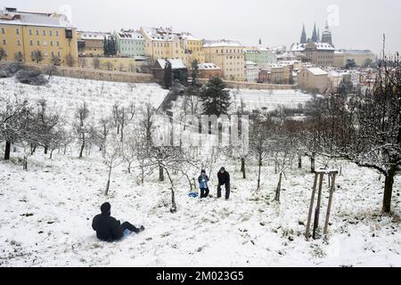 Prag, Tschechische Republik. 03.. Dezember 2022. Winteratmosphäre im großen Strahov-Garten in Prag, Tschechische Republik, 3. Dezember 2022. Kredit: Ondrej Deml/CTK Photo/Alamy Live News Stockfoto