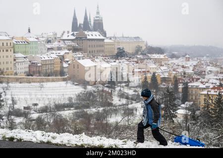 Prag, Tschechische Republik. 03.. Dezember 2022. Winteratmosphäre im großen Strahov-Garten in Prag, Tschechische Republik, 3. Dezember 2022. Kredit: Ondrej Deml/CTK Photo/Alamy Live News Stockfoto