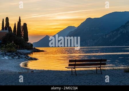Blick auf den Gardasee (Lago di Garda) und die italienischen Alpen vom kleinen Dorf Malcesine bei Sonnenuntergang, Provinz Verona, Italien, Veneto, Südeuropa. Stockfoto