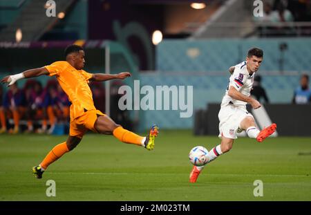 Während des Spiels der FIFA-Weltmeisterschaft 16 im Khalifa International Stadium in Al Rayyan, Katar, überquert der US-amerikanische Christian Pulisic (rechts) unter dem Druck des niederländischen Jurrien Timber. Foto: Samstag, 3. Dezember 2022. Stockfoto