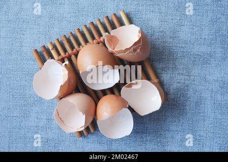 Eierschalen in einer weißen Schale auf dem Tisch Stockfoto