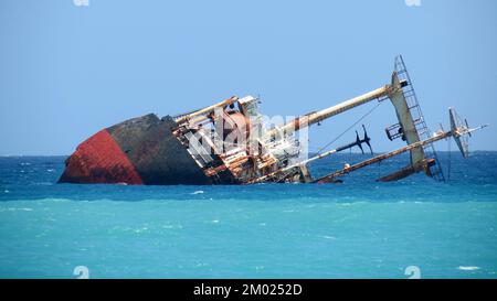 Das Wrack eines Schiffes, das am 26. Dezember 2004 durch den Tsunami zerstört wurde und die Küstengebiete des Indischen Ozeans traf. Stockfoto