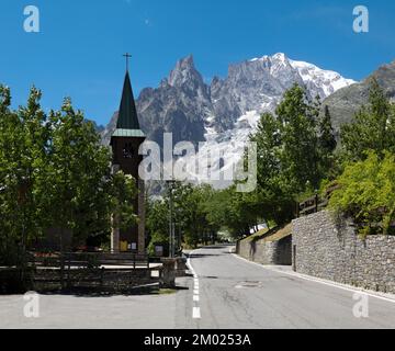 Das Mont-Blanc-Massiv und der Brenva-Gletscher von St. Margerita Kirche in Entreves- Val Ferret Tal in Italien. Stockfoto