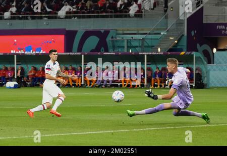 Der niederländische Torwart Andries Noppert hat die christliche Pulisic der USA während des Spiels der FIFA-Weltmeisterschaft 16 im Khalifa International Stadium in Al Rayyan, Katar, vereitelt. Foto: Samstag, 3. Dezember 2022. Stockfoto