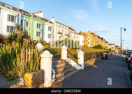 Eine Reihe von Terrassenhäusern der Kategorie II entlang der zentralen Parade an der Herne Bay Küste während der goldenen Stunde am Morgen im Sommer Stockfoto