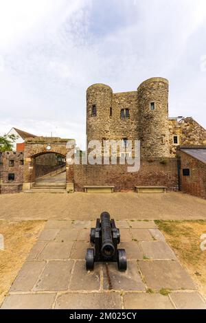 Roggenburg mit dem Ypern-Turm aus dem 14.. Jahrhundert, ein kleiner Bergfried. Im Vordergrund befindet sich ein Kanon an der Küste auf den Festungsmauern. Großer Blickwinkel. Stockfoto