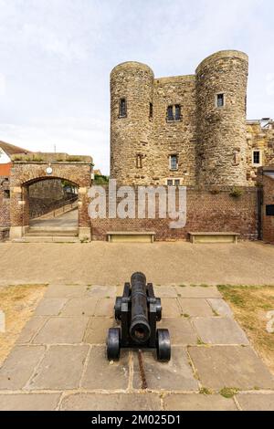 Roggenburg mit dem Ypern-Turm aus dem 14.. Jahrhundert, ein kleiner Bergfried. Im Vordergrund befindet sich ein Kanon an der Küste auf den Festungsmauern. Großer Blickwinkel. Stockfoto