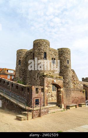 Roggenburg mit dem mittelalterlichen Ypern Tower aus dem 14.. Jahrhundert, The Keep. Erbaut im 13.. Oder 14.. Jahrhundert. Der Turm wurde später zu einem Gefängnis. Stockfoto