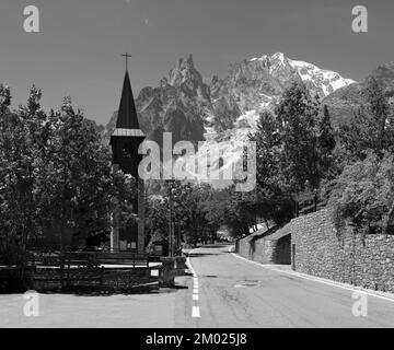 Das Mont-Blanc-Massiv und der Brenva-Gletscher von St. Margerita Kirche in Entreves- Val Ferret Tal in Italien. Stockfoto