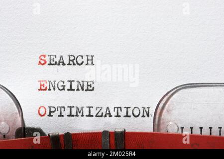 Suchmaschinenoptimierung mit Schreibmaschine geschrieben. Stockfoto