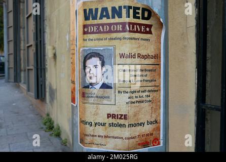 Beirut, Libanon. 02.. Dezember 2022. Poster gegen das Management einer Bank in einer Straße in Beirut, Libanon, Dezember 2 2022. (Foto: Elisa Gestri/SIPA USA) Kredit: SIPA USA/Alamy Live News Stockfoto