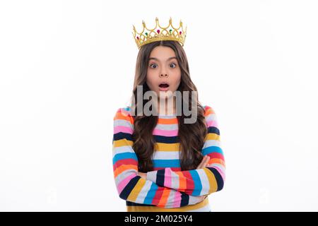 Kleine Königin mit goldener Krone. Teenager-Mädchen-Prinzessin mit Krontiara. Abschlussball-Party, Kindheitskonzept. Überraschtes Gesicht, überraschende Emotionen von Teenagern Stockfoto