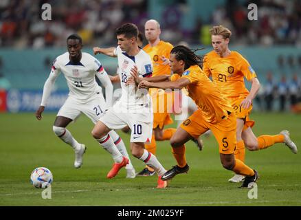 Christian Pulisic (links) der USA und Nathan Ake aus den Niederlanden kämpfen während des Spiels der FIFA-Weltmeisterschaft 16 im Khalifa International Stadium in Al Rayyan, Katar, um den Ball. Foto: Samstag, 3. Dezember 2022. Stockfoto