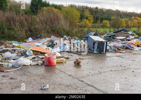 Yorkshire, England, 12/03/2022. Fliegenlassen von Haushalts- und Baustoffabfällen auf einer ruhigen Landstraße. Extreme Abfallmengen, die illegal in o abgelagert werden Stockfoto