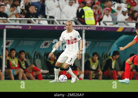 Doha, Katar. 2.. Dezember 2022. Pepe (POR) Fußball : FIFA Weltmeisterschaft Katar 2022 Gruppe Stage Group H Spiel zwischen Korea 2-1 Portugal im Education City Stadium in Doha, Katar . Kredit: Mutsu Kawamori/AFLO/Alamy Live News Stockfoto