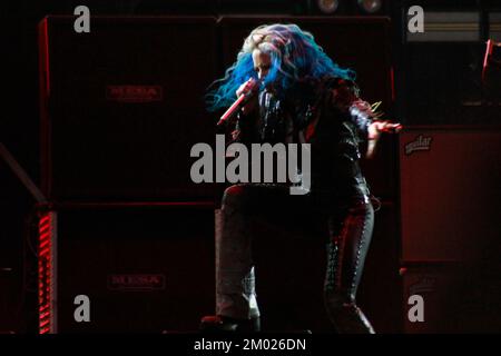 Toluca, Mexiko. 02.. Dezember 2022. Alissa White-Gluz Sängerin des schwedischen Death Metal Arch Enemy, tritt auf der Hell Stage während des Hell and Heaven Metal Fest im Pegasus Forum auf. Am 2. Dezember 2022 in Toluca, Mexiko. (Kreditbild: © Carlos Santiago/Eyepix via ZUMA Press Wire) Stockfoto