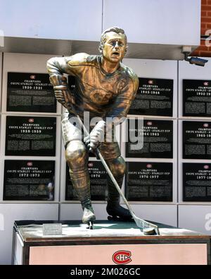 Montreal, Kanada - 3. Juli 2022: Statue von Jean Beliveau im Bell Centre, der Heimat der Montreal Canadiens. Stockfoto