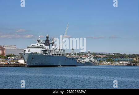 Marineschiffe in Camels Head Devonport Dockyard. Nach vorne L14, HMS Albion. Die Devonport Dockyard wird von Babcock Marine betrieben und ist die größte ihrer Art Stockfoto