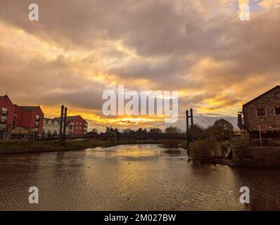 Exeter, Devon, Großbritannien. 3.. Dezember 2022. Sonnenuntergang über der Brücke am Exeter Quay in Devon. Kredit: Thomas Faull/Alamy Live News Stockfoto