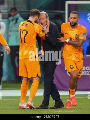 Der niederländische Daley Blind (links) feiert mit seinem Vater Danny Blind, nachdem er während des Spiels der FIFA-Weltmeisterschaft 16 im Khalifa International Stadium in Al Rayyan, Katar, das zweite Tor seiner Seite geschossen hat. Foto: Samstag, 3. Dezember 2022. Stockfoto