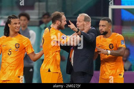 Der niederländische Daley Blind (Mitte links) feiert mit seinem Vater Danny Blind, nachdem er während des Spiels der FIFA-Weltmeisterschaft 16 im Khalifa International Stadium in Al Rayyan, Katar, das zweite Tor seiner Seite geschossen hat. Foto: Samstag, 3. Dezember 2022. Stockfoto